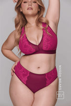 A woman wearing a matching pink lace lingerie set ^Magda | Size: 32 E / 12
